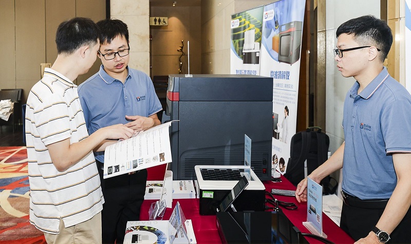 銷售總經(jīng)理為客戶展示商品，耐心答疑解惑
