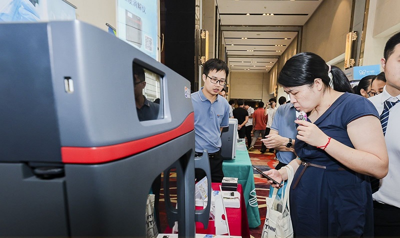 銷售總經(jīng)理為客戶展示商品，耐心答疑解惑