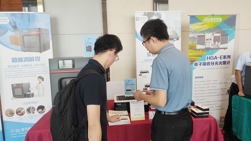 銷售總經(jīng)理為客戶展示商品，耐心答疑解惑